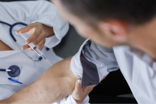 Врач делает укол